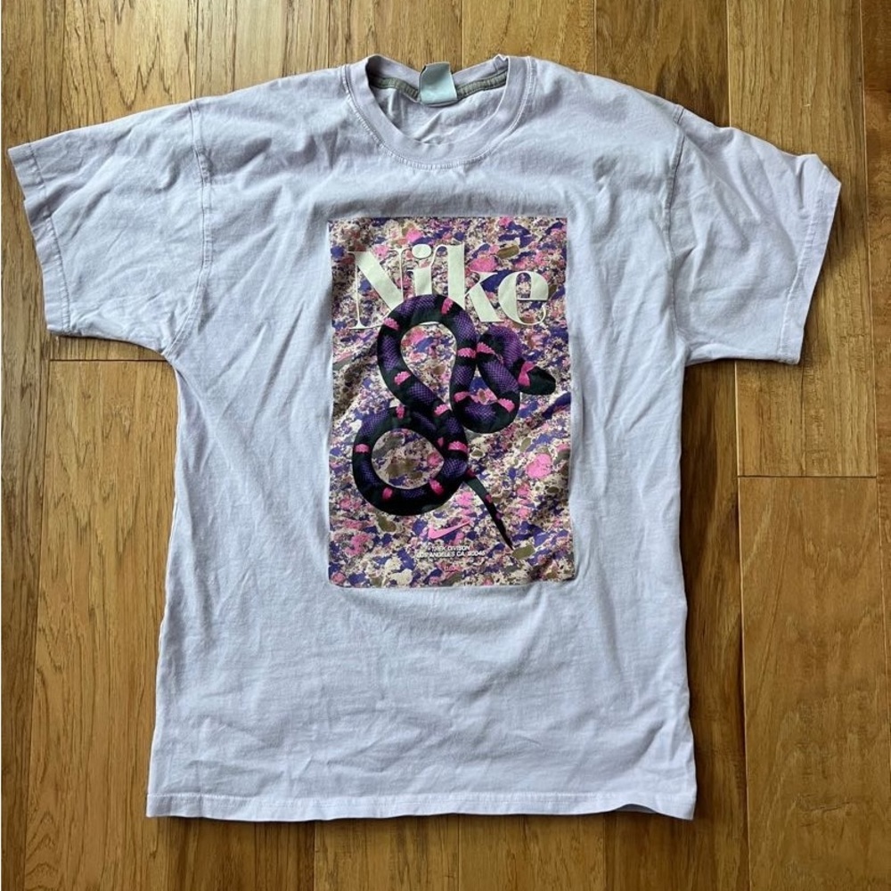 NIKE women’s graphic tee